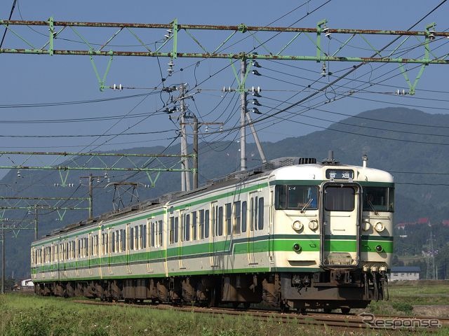 ほくほく線開業前から上越線の普通列車として運転されていた115系も健在。写真の4両編成のうち製造当初から新潟で運用されていたのは先頭の1両だけで、後方の3両は首都圏からの転属車。よく見ると窓の形状に違いが見られる。両端の先頭車は中間車を先頭車に改造したもの。(上越線塩沢~六日町)