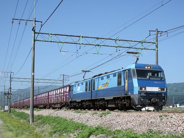 上越線は旅客列車だけでなく貨物列車も運転されている。都市間物流を担う上越線の隠れた主役だ。(上越線塩沢~六日町)