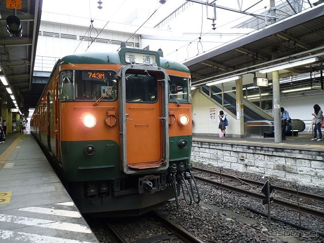 高崎駅で発車を待つ水上行き普通列車。群馬県側の上越線は普通列車がおおむね1時間前後の間隔で運転されている。