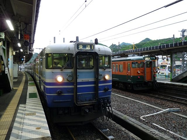 上越線は群馬県と新潟県の県境にほど近い水上駅で運転系統が分かれており、この駅で長岡行き普通列車(左)に乗り換える。