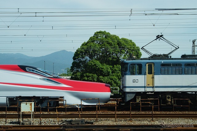 見慣れない車両に列車内からも「あれは何?」との声が上がる。