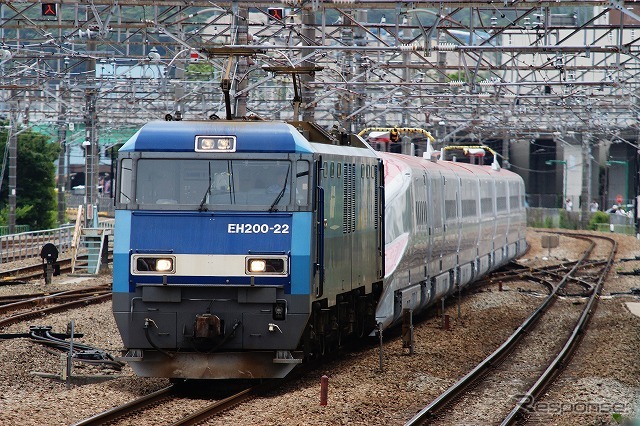 11時45分、府中本町駅を通過。新鶴見信号場（神奈川県川崎市）で牽引する機関車を付け替えている。