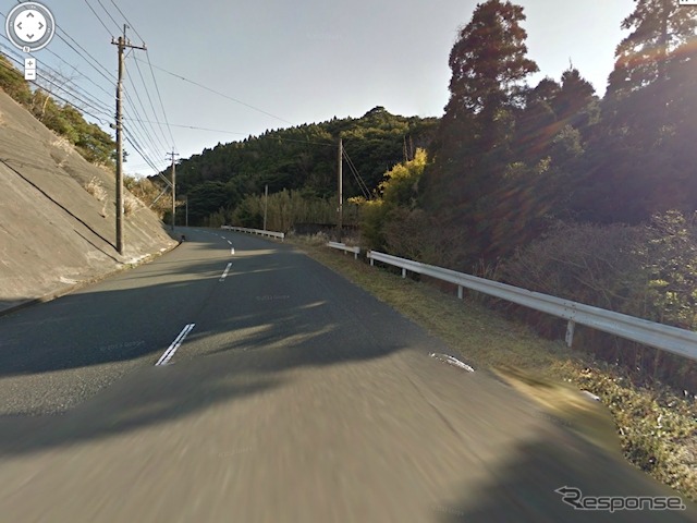 現場付近の国道448号線の風景(Google ストリートビュー)。おそらく、ここら辺の左車線にトランスポータが停車しているものと思われる。