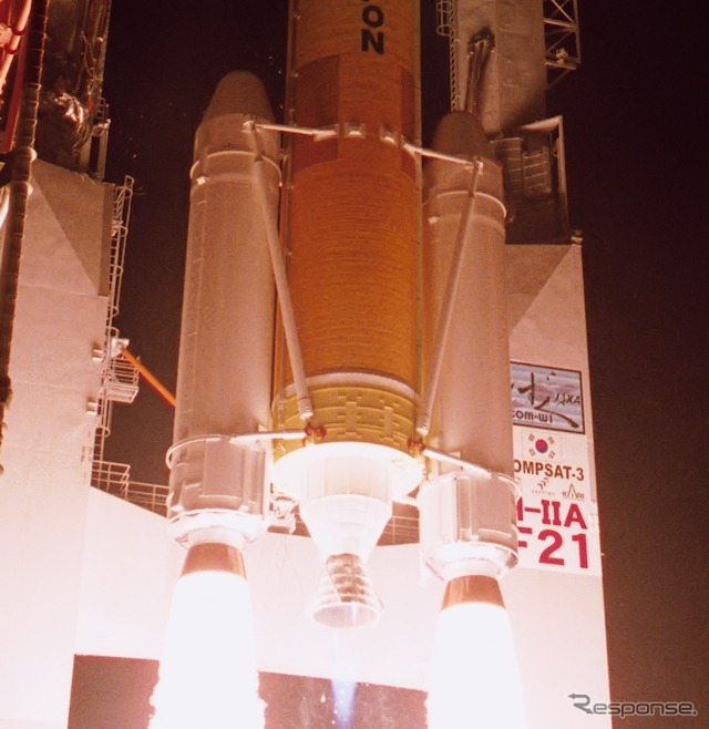 イプシロンロケットの第1段モータは、H-IIAで使用されているSRB-A固体ロケットブースタ(両脇の白いブースタ)を転用している。写真は2012年5月18日に打上げられたH-IIA21号機。