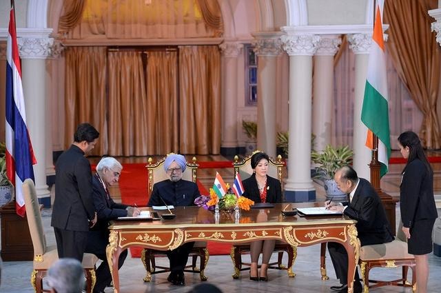 インドのシン首相が訪タイ、インラク首相と会談
