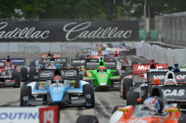 混乱続発となったレース2を制したのは、パジェノーだった(車番77)。写真:IndyCar