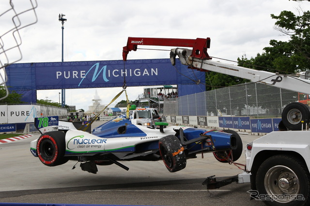 こういうシーンが相次いだ、デトロイトのベル・アイル戦レース2。写真:IndyCar