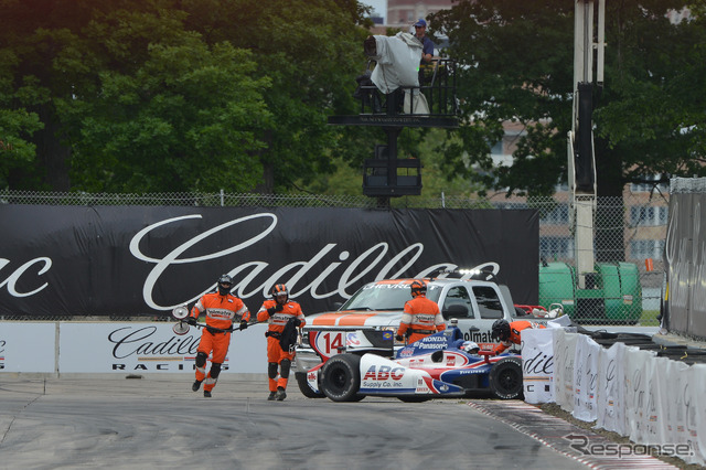 佐藤琢磨はリスタート時の接近戦のなかで軽い接触があり、クラッシュ。写真:IndyCar