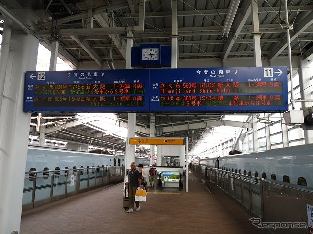 鹿児島中央駅の九州新幹線ホーム。駅舎の屋上に設置されている。