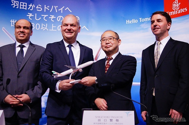 東京国際空港ターミナル株式会社の田口繁敬 常務取締役（右から2番目）を囲んでのフォトセッション。