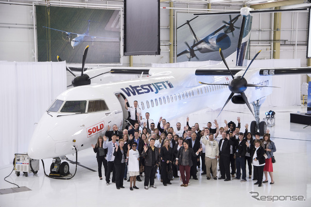 Q400 NextGenの納入を祝うウェストジェットの社員達