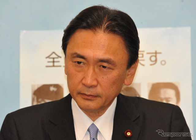 納得できる取締りに変えていこうとする古屋圭司国家公安委員長（7日・内閣府）