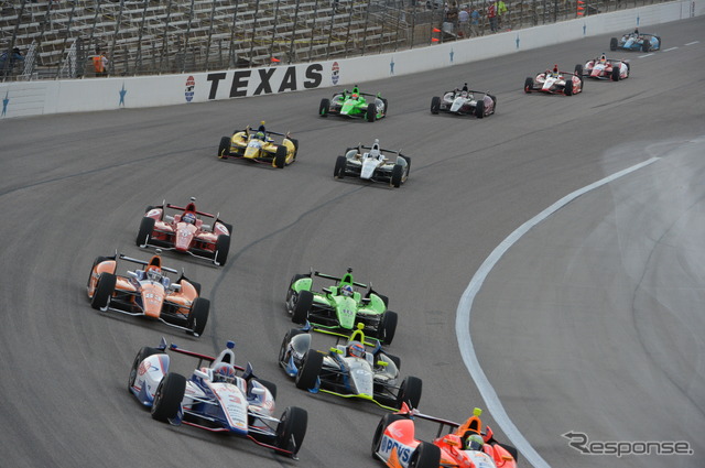 ショートオーバルでの戦いは、小さなミスが周回遅れとなるピンチに直結する。写真：IndyCar