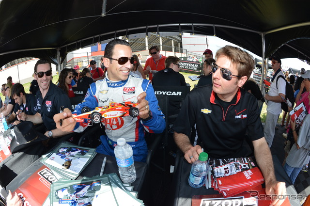 ファンイベントでのエリオ・カストロネベス（左）とウィル・パワー。写真：IndyCar