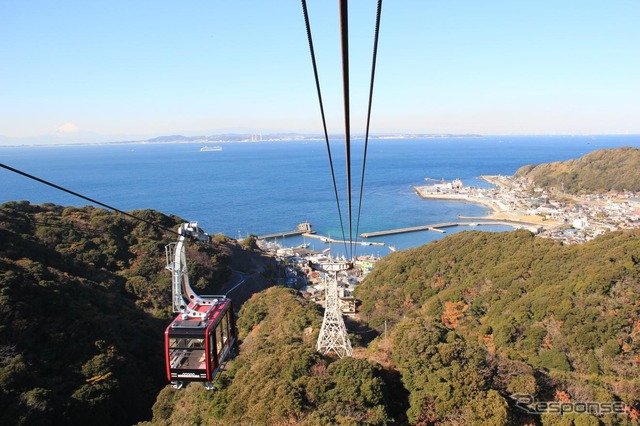 東京湾を挟んで三浦半島が一望できる鋸山ロープウェーの車窓。6月15日は「千葉県民の日」を記念して子供運賃を無料にする。