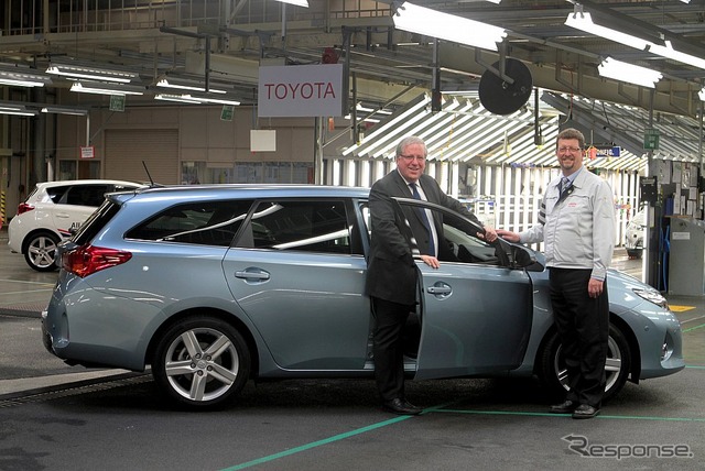 英国工場で生産が開始されたトヨタ オーリス ツーリング スポーツ