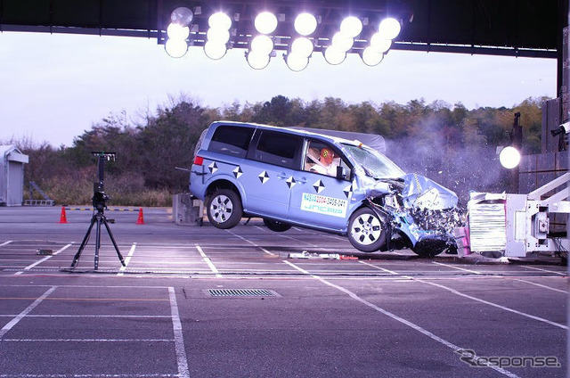 【自動車アセスメント2004】写真蔵…衝撃で吹っ飛ぶ ラフェスタ