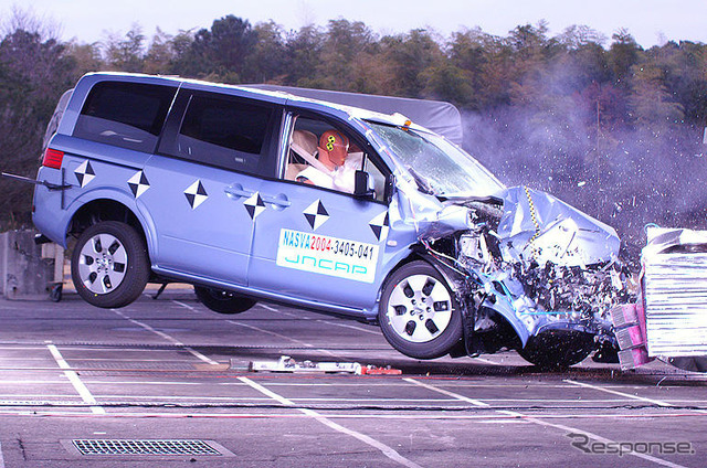【自動車アセスメント2004】写真蔵…衝撃で吹っ飛ぶ ラフェスタ