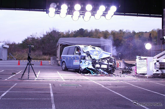 【自動車アセスメント2004】写真蔵…衝撃で吹っ飛ぶ ラフェスタ
