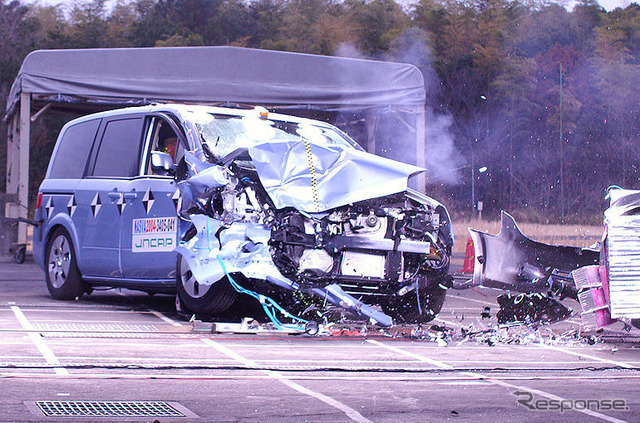 【自動車アセスメント2004】写真蔵…衝撃で吹っ飛ぶ ラフェスタ
