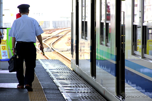 8000系と運転士のブレーキハンドル