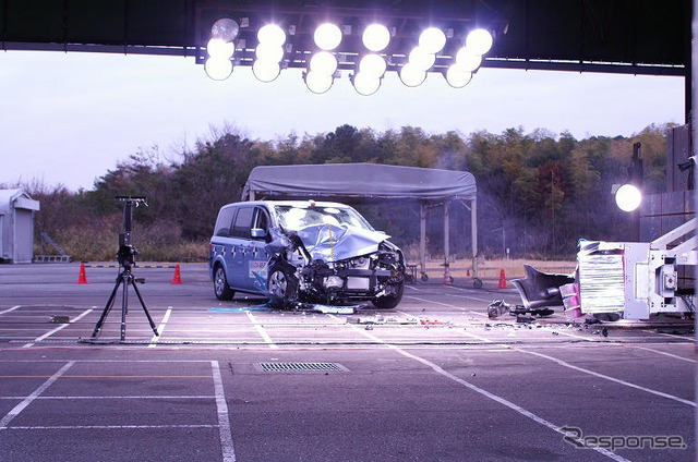 【自動車アセスメント2004】写真蔵…衝撃で吹っ飛ぶ ラフェスタ
