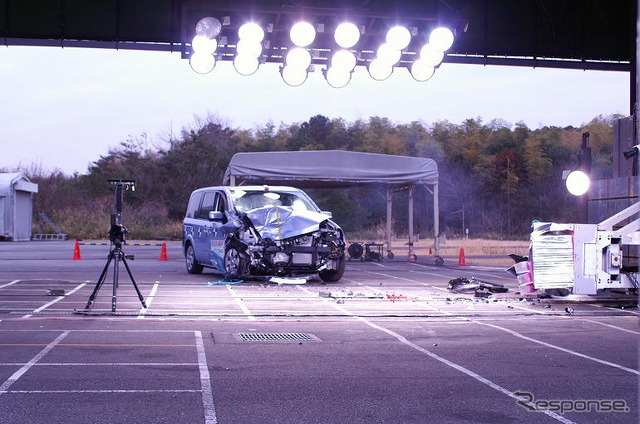 【自動車アセスメント2004】写真蔵…衝撃で吹っ飛ぶ ラフェスタ