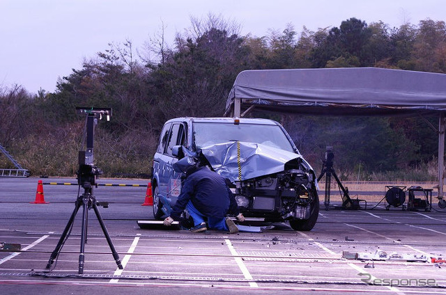 【自動車アセスメント2004】写真蔵…衝撃で吹っ飛ぶ ラフェスタ