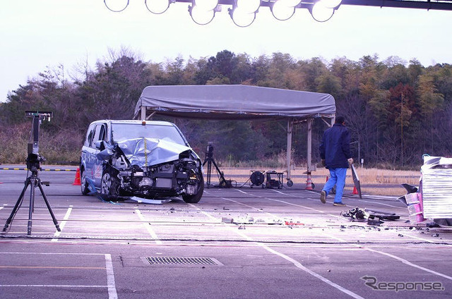 【自動車アセスメント2004】写真蔵…衝撃で吹っ飛ぶ ラフェスタ