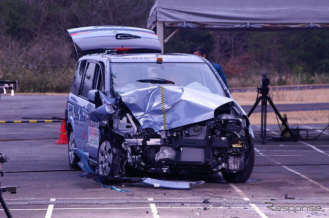 【自動車アセスメント2004】写真蔵…衝撃で吹っ飛ぶ ラフェスタ