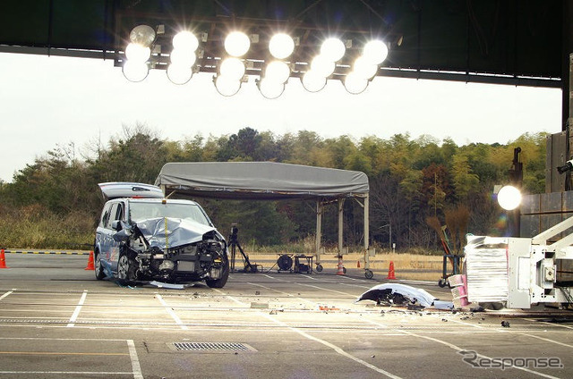 【自動車アセスメント2004】写真蔵…衝撃で吹っ飛ぶ ラフェスタ