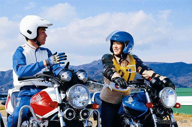ホンダ、バイクとクルマの安全運転スクールを開催
