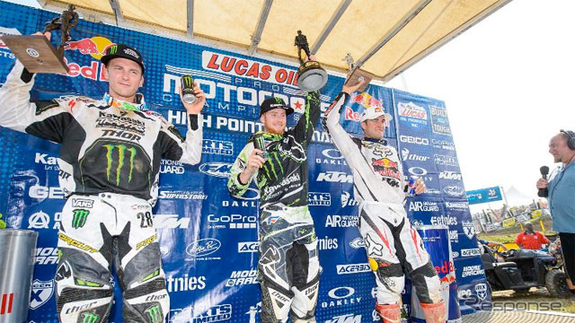 450クラスの表彰台(左からラットレイ、ビロポト、ダンジー)