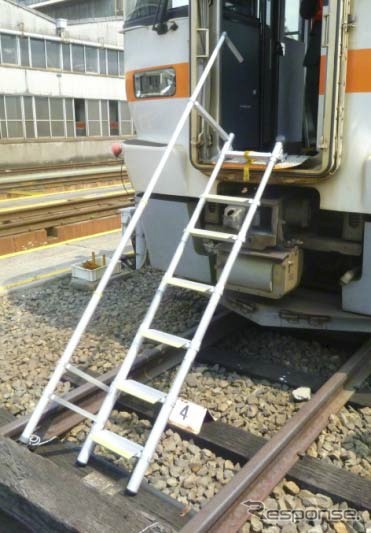JR東海は津波対策として避難用はしごの全編成への搭載を順次進めている。