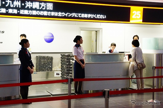 カウンターの外で利用客を出迎えるスタッフ。