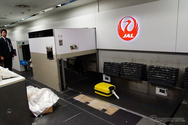 羽田空港はインラインシステムが導入されている。最初に通過するのはバーコードタグを読むスキャナー。