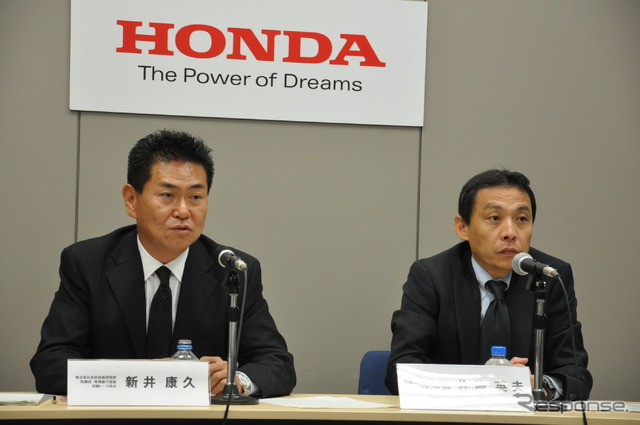 本田技術研究所 新井康久取締役(左)、本田技研工業 佐藤英夫モータースポーツ部 部長