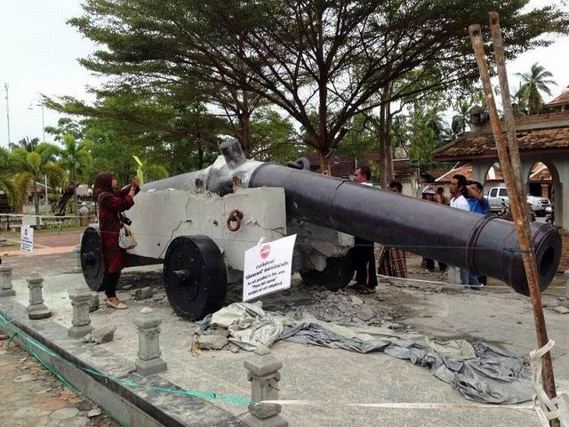 爆破されたパヤタニ大砲の模型