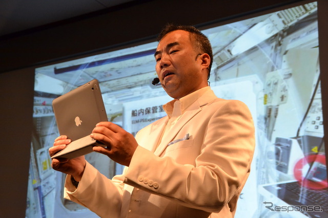 宇宙飛行士・野口聡一さんがiPadを使ってkibo360°の操作を実演。