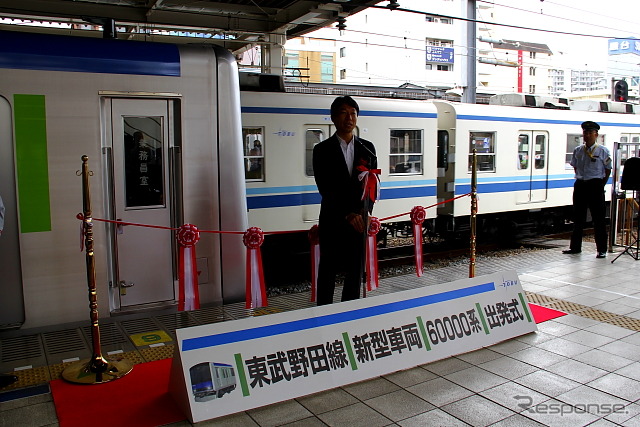 今年度中に6編成増備される予定の東武野田線用60000系(左)