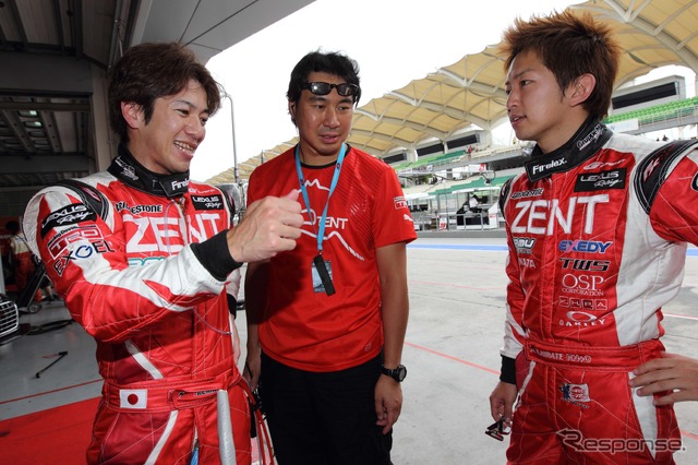 #38 SC430の立川(左)と平手(右)にとっては、手痛いノーポイント戦に。中央は高木虎之介監督(写真は予選日)。写真:TOYOTA
