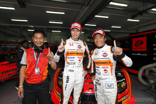 GT300優勝のARTA陣営。左から土屋圭市エグゼクティブアドバイザー、小林崇志、高木真一(写真はポールポジション獲得後)。写真:Honda