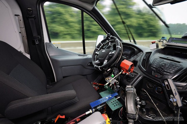 無人走行するフォードの耐久テスト車