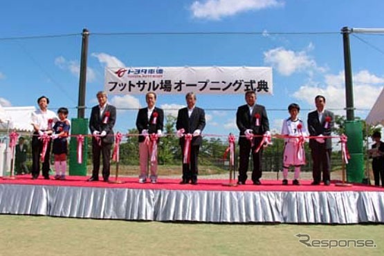 竣工を記念したテープカット