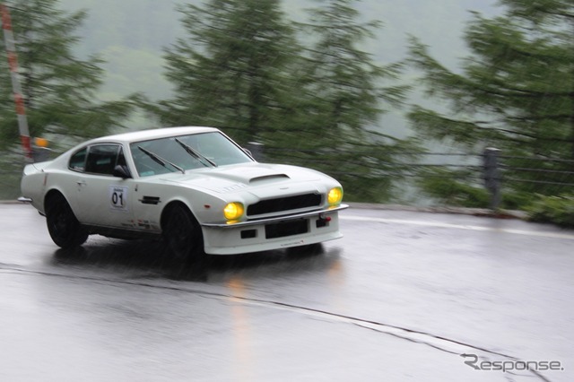 雨の中を走るアストンマーチン・V8