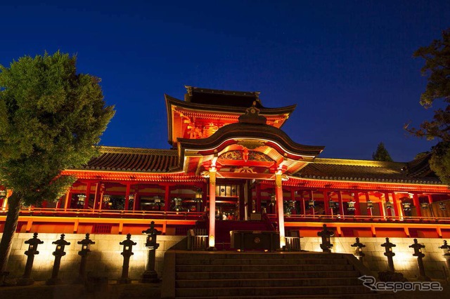 幻想的にライトアップされた石清水八幡宮。夜間特別拝観に合わせて男山ケーブルの運転時間を22時まで延長する。