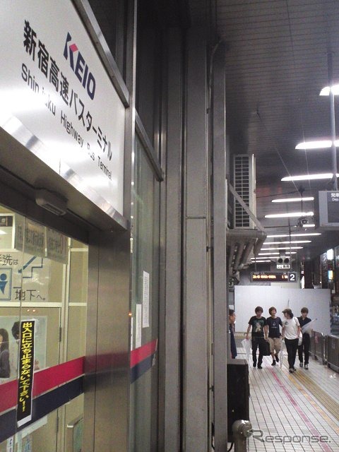 深夜の新宿高速バスターミナル。