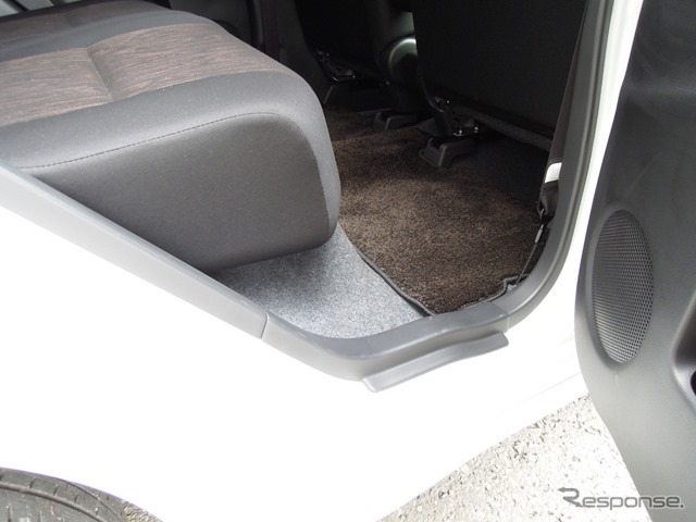 リヤドア部分のシート外側形状は乗降性に配慮されている。