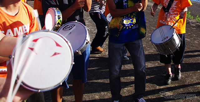 楽器隊=バテリア(Bateria)のなかのタンボリン(左)
