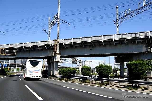 湾岸道と交差する京葉線(高谷支線)